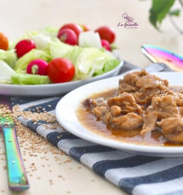 Ragú-de-pollo-con-setas-soja-y-sésamo-de-La-Grosella