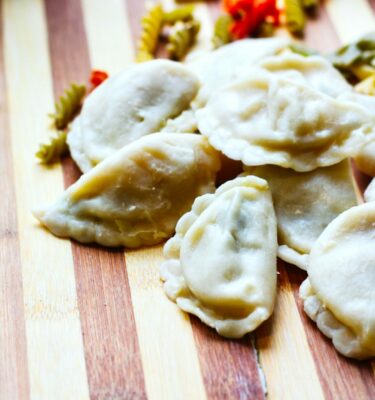 Raviolis-rellenos-de-patatas-y-setas-emplatado-de-La-Grosella