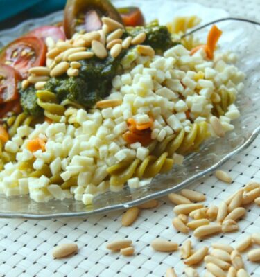 Ensalada-de-pasta-al-pesto-emplatado-de-La-Grosella