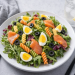 Comida a domicilio - Ensalada mezclum con pasta y salmón
