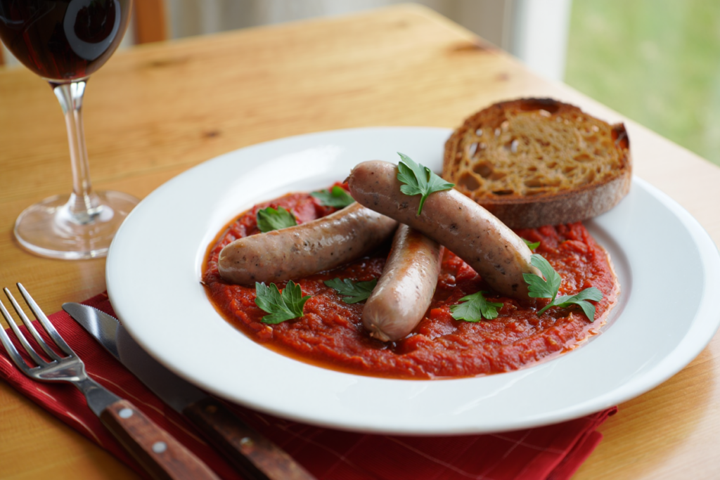 Longanizas de pueblo con salsa de tomate
