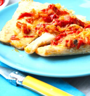 Merluza con pimientos del piquillo y cebolla La Grosella