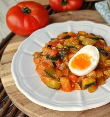 Pisto manchego con huevo duro