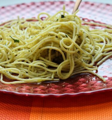 Spaguetti con ajo y perejil emplatado de La Grosella