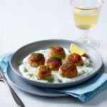 Comida a domicilio - Albóndigas de merluza con salsa de yogur y eneldo