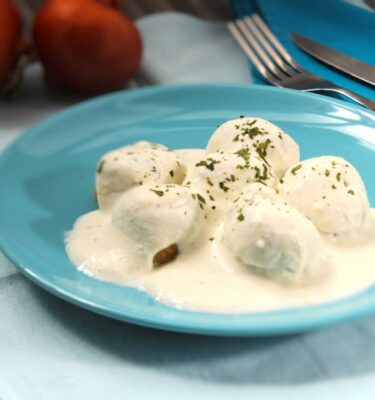 Albóndigas-de-merluza-con-salsa-de-yogur-de-La-Grosella