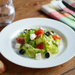 Comida a domicilio - Ensalada iceberg con queso feta y aceitunas negras