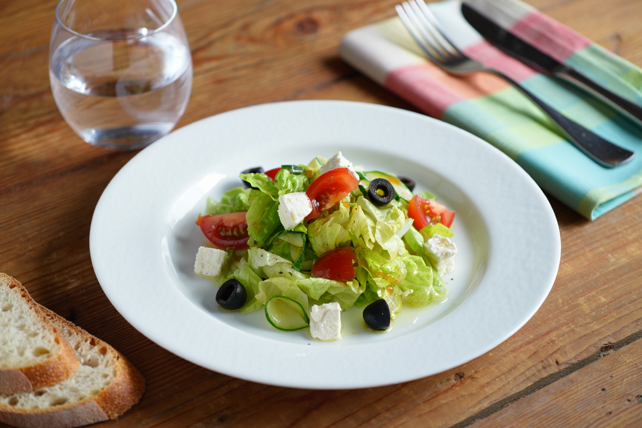 Ensalada-iceberg-con-queso-feta-y-aceitunas-negras-de-La-Grosella