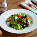 Comida a domicilio - Ensalada mezclum con queso feta y aceitunas negras