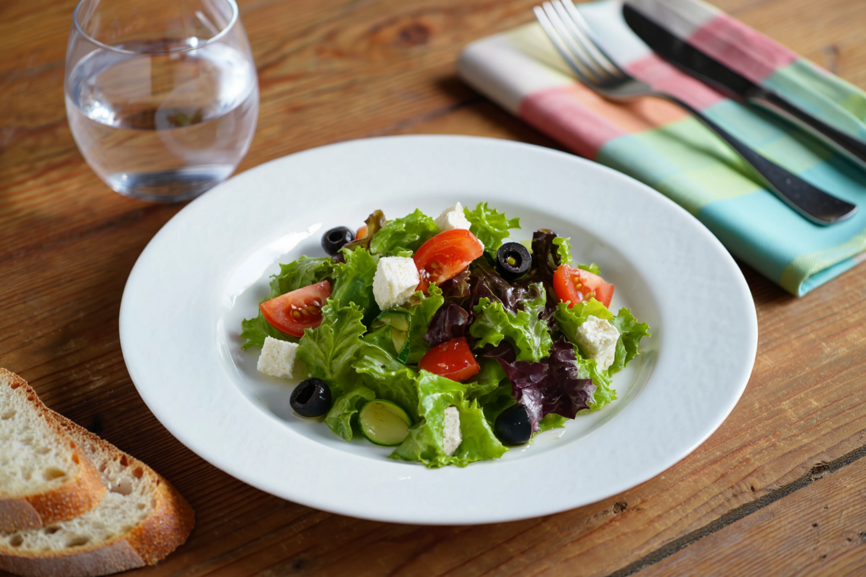 Ensalada-mezclum-con-queso-feta-y-aceitunas-negras-de-La-Grosella-scaled-1