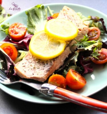 Salmón especiado de La Grosella emplatado