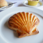 Comida a domicilio - Hojaldre relleno de vieiras y salmón