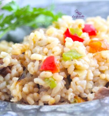 Arroz con piminto rojo y verde con setas de La Grosella