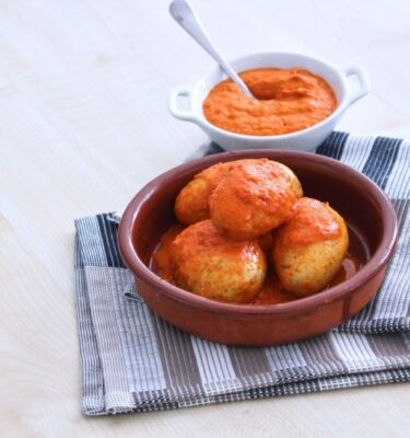 Papas-con-mojo-picón-emplatado-de-La-Grosella