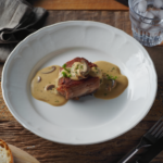 Comida a domicilio - Secreto asado con salsa cremosa de champiñones