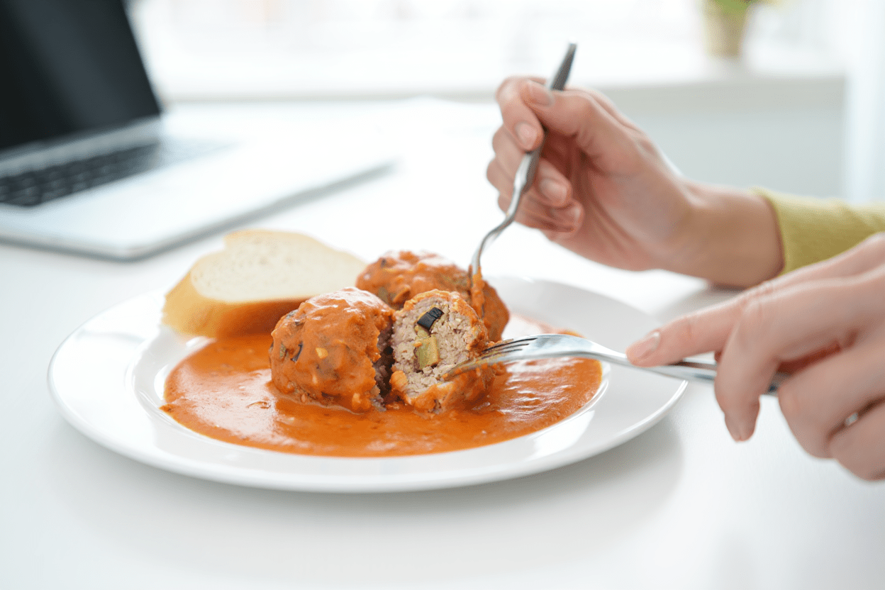 Albóndigas de pollo con berenjena en salsa mixta de La Grosella