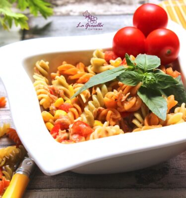 Ensalada de pasta y atún emplatado de La Grosella