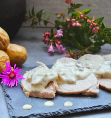 Solomillo-de-cerdo-emplatado-con-salsa-Strogonoff-de-La-Grosella