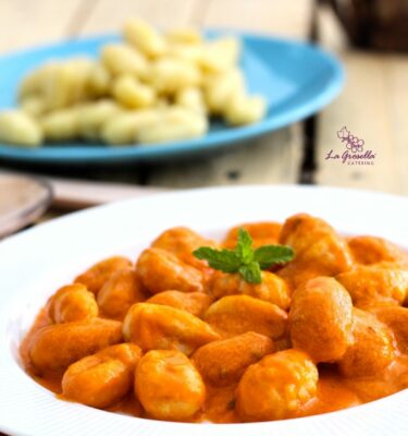 Ñoquis con salsa italiana emplatado de La Grosella