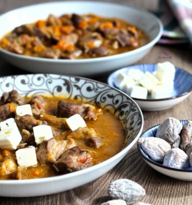 Cerdo-guisado-con-higos-y-queso-feta-de-La-Grosella-scaled