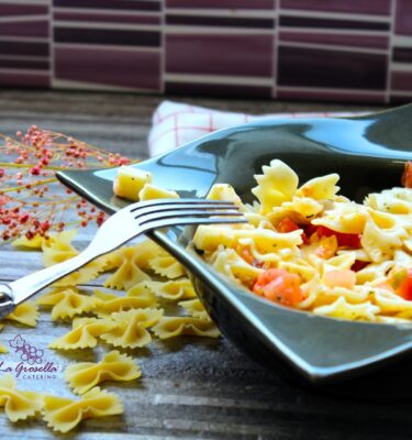 Ensalada-de-pasta-con-próvola-y-pollo-emplatado-de-La-Grosella