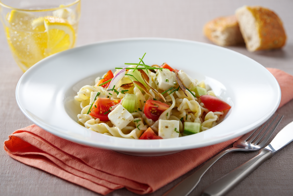 Ensalada de pasta con queso latino y verduras crujientes