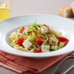 Comida a domicilio - Ensalada de pasta con queso latino y tomate natural