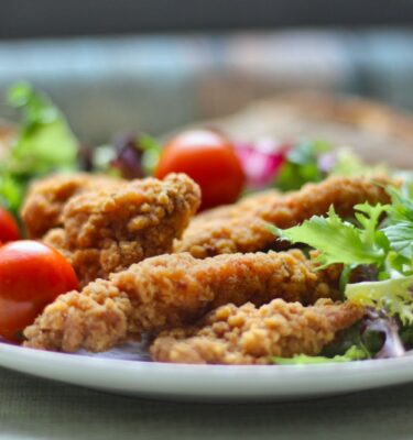 Pollo-crujiente-al-estilo-Kentucki-emplatado-de-La-Grosella