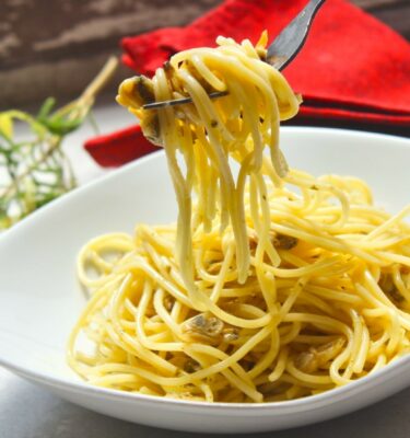 Spaguetti alle vongole emplatado de La Grosella