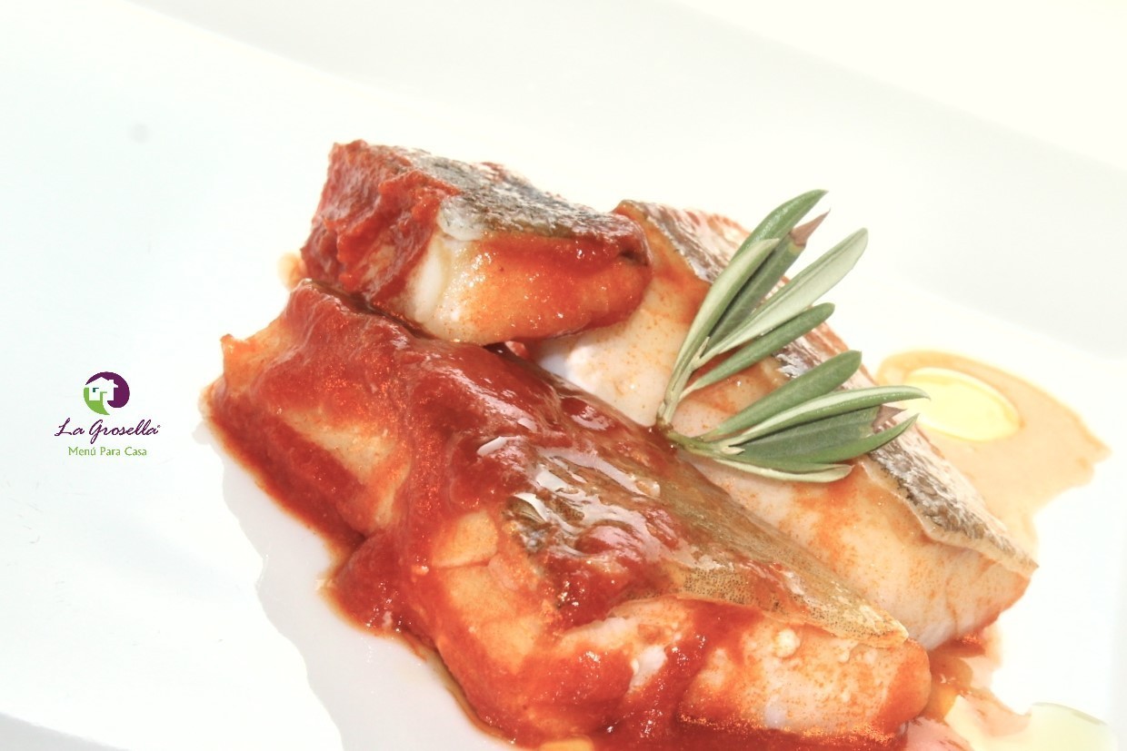 Cabracho con salsa de tomate Cabracho con salsa de tomate