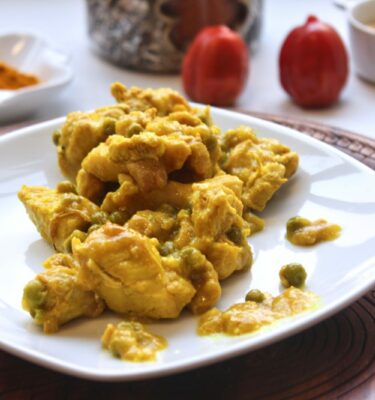 Ragú-de-pollo-con-cúrcuma-y-guisantes-emplatado-de-La-Grosella