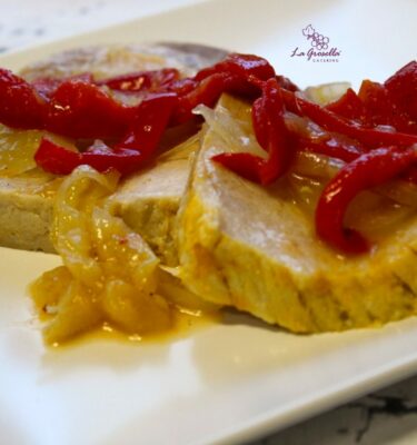 Lomo gallego con cebolla y pimientos del piquillo de La Grosella