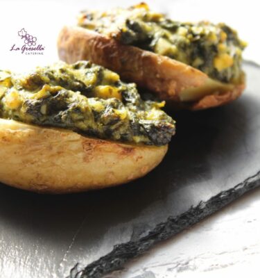 Patata rellena de espinacas emplatado de La Grosella