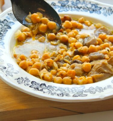 Sopa de garbanzos con setas y almejas de La Grosella