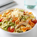 Comida a domicilio - Ensalada de pasta margarita con pollo kebab y salsa César