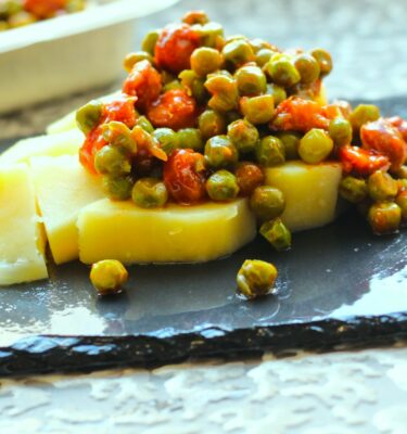 Guisantes-con-chistorra-y-patatas-emplatado-de-La-Grosella
