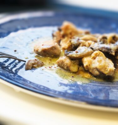 Ragú de pollo con salsa Strogonoff emplatado de La Grosella