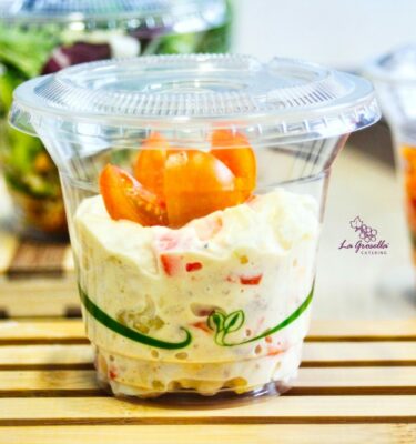 Ensaladilla rusa vasito compostable de La grosella