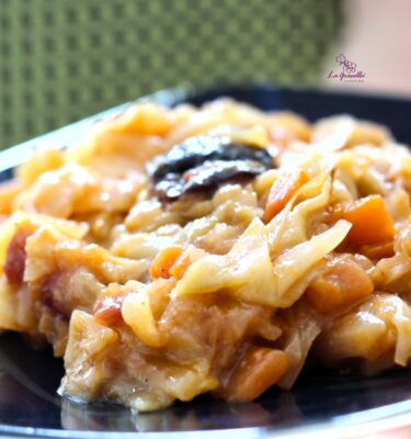 Repollo-rehogado-con-zanahoria-y-ciruelas-de-La-Grosella-Emplatado