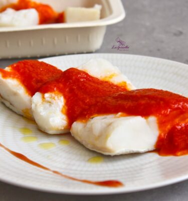 Bacalao al vapor con salsa de tomate emplatado de La Grosella