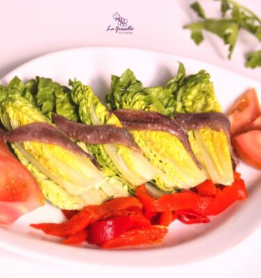 Ensalada de cogollos emplatado de La Grosella