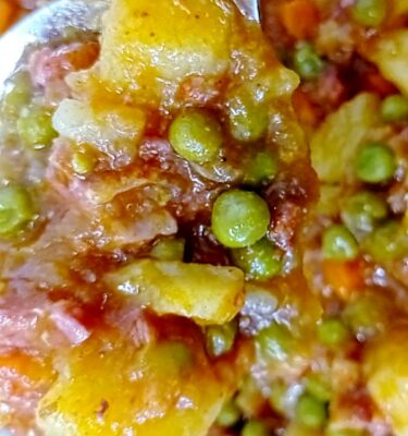 Patatas guisadas con carne de costillas_InPixio