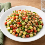 Comida a domicilio - Ensalada fresca de garbanzos con aguacate y cilantro