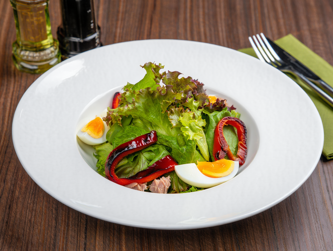 Ensalada mixta con pimientos y atún de La Grosella