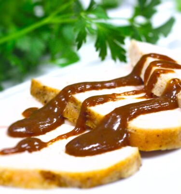 Pechuga-de-pavo-con-salsa-de-ciruelas-de-La-Grosella