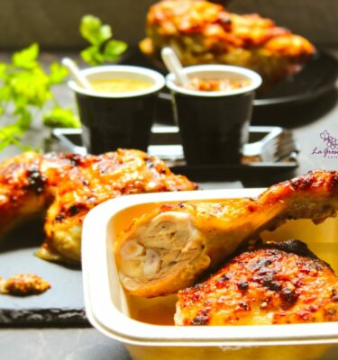 Pollo asado con salsa de miel y mostaza a la antigua envase compostable