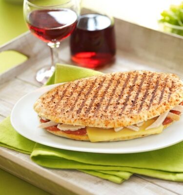 Panini-espolvoreado-con-pimentón-con-pollo-y-queso-queso-feta-y-salsa-de-tomate-para-catering-de-La-Grosella1