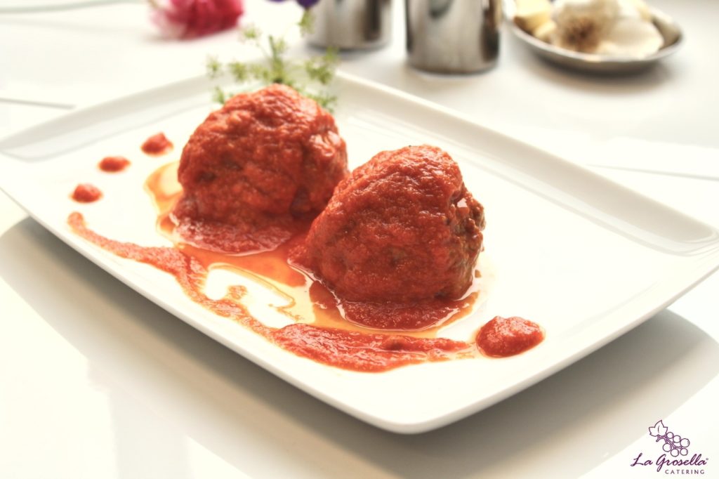 Albóndigas gigantes de ternera con tomate