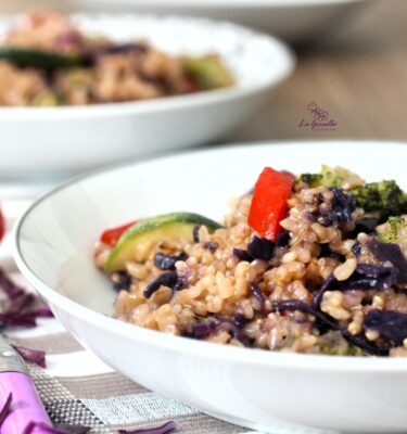 Arroz integral con lombarda, calabacín, pimientos y brócoli (vegano)