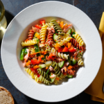 Comida a domicilio - Ensalada de pasta con salmón y especias japonesas